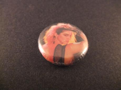 Madonna popzangeres, hand op haar hoofd